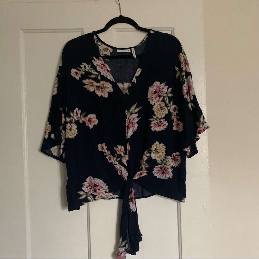 XL Luq v neck floral blouse